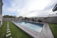 Naz Su Cunda - Pools