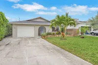 Naples Pool Home Paradise Minutes From the Beach - 3 tähden