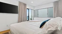 Carbon & Coast by Avantstay Beachfront 2BR + Shared Pool & Spa On the Sand - 3-Star