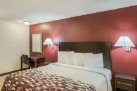 Red Roof Inn & Suites Pensacola East - Milton - Parking
