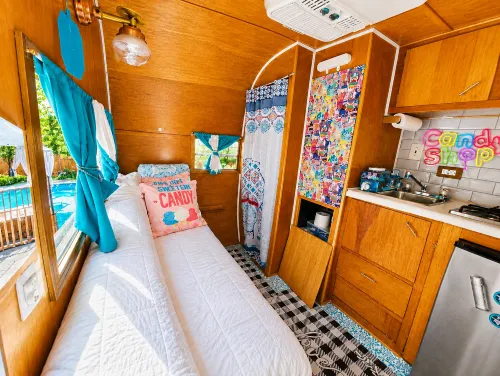 CANHAM RV & Backyard Spa Experience for 2 - بيت ضيافة