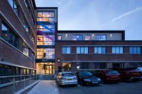Roomzzz Chester City - ที่มีที่จอดรถ
