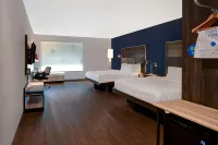 Tru by Hilton West Memphis - parking