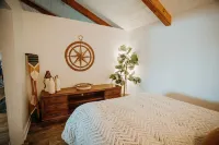 Romantic lakefront chalet w/hot tub - Chalets