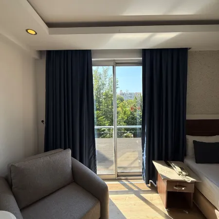 River Hotel