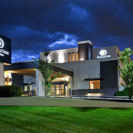 DoubleTree by Hilton St. Louis Airport