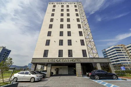 Busan Myeongji Ciel Ocean Hotel Отели рядом с достопримечательностью «Yishu Island Migratory Park»
