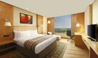 DoubleTree by Hilton Pune - Chinchwad - สระว่ายน้ำบนดาดฟ้า