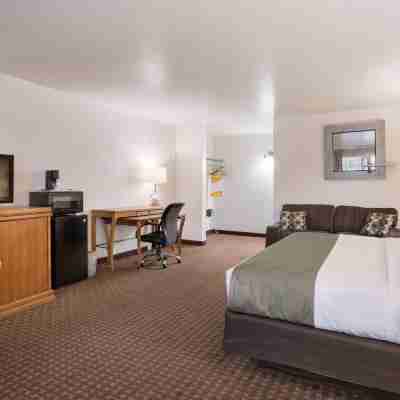 Quality Inn & Suites Lake Havasu City Rooms