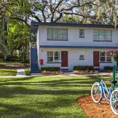 Queen's Court Inn Hotel Exterior