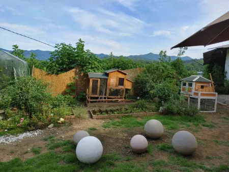 Goesan Hyeonminine Hwangtojip Pension Отели в г. Квесан