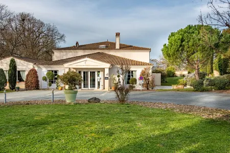 Domaine de l'Echassier, the Originals Relais Отели в г. Жарнак