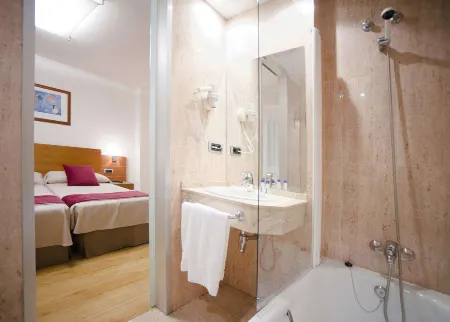 Hotel Longoria Plaza by Pandorahoteles Отели в г. Овьедо