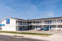Motel 6 Fort Worth, TX - North - parkir