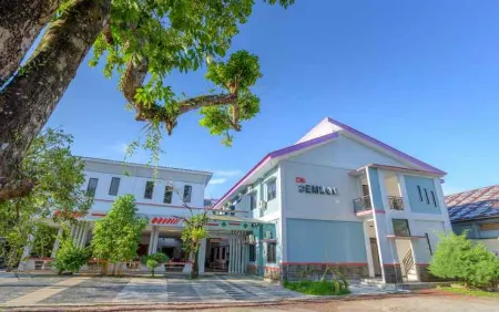 Demuon Hotel Отели в г. Танджунгпандан