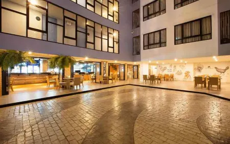 Xen Hotel Nakhon Pathom Отели рядом с достопримечательностью «Computer Center Silapakorn University»