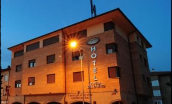 "a building with the name "" hotel "" written on it and a street light shining brightly" at Rivera del Duero