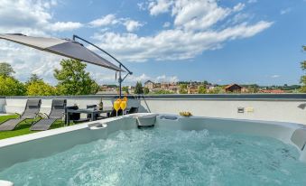 Rooftop Home with Whirlpool & Sauna