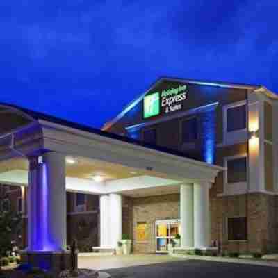 Holiday Inn Express & Suites Milford Hotel Exterior