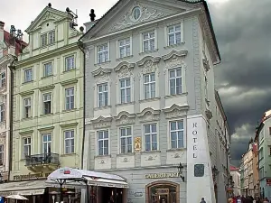 Old Town Square Residence by Emblem