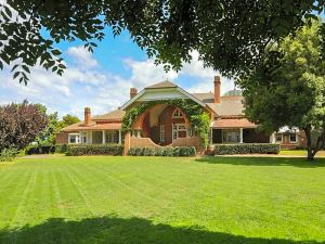 Petersons Armidale Winery and Guesthouse