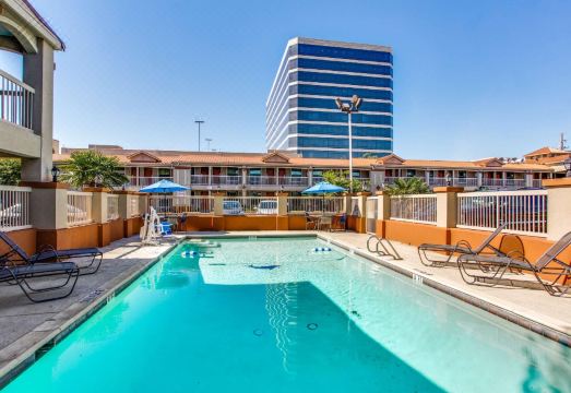 호텔 수영장 전경