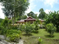 Villa with sea view and edge pool