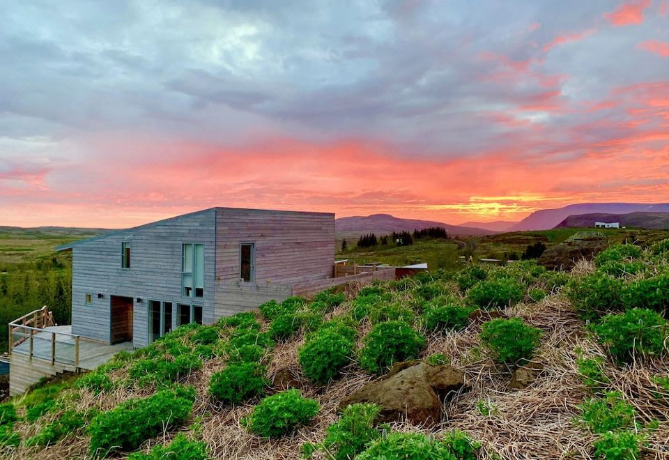 Designers Villa Near Alafoss Waterfall - Housity