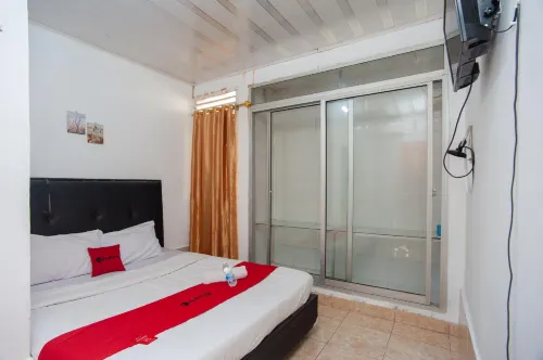 RedDoorz Syariah at Jalan Wayhitam Palembang Hotels in Demang Lebar Daun