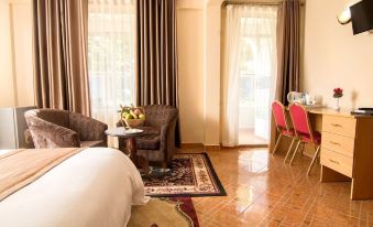 Mountain Breeze Hotel - Housity