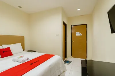 RedDoorz @ Dwipa Wisata Hotel Hoteles en Bumi Waras