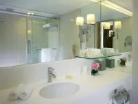 ذا رويال باسيفيك هوتل آند تاورز Hotels near أوشن تيرمينال