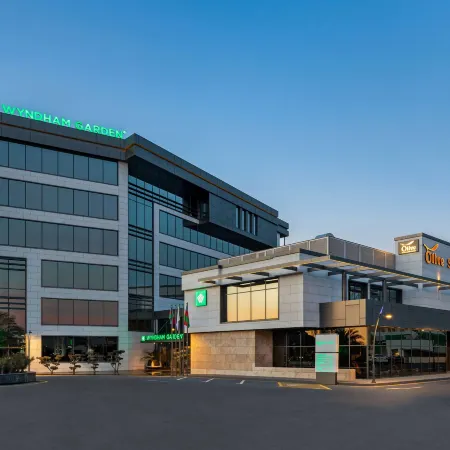 Wyndham Garden Baku Отели рядом с достопримечательностью «Станция метро Короглу»