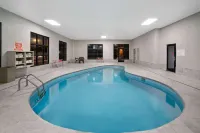 La Quinta Inn & Suites by Wyndham Knoxville North I-75 - parking