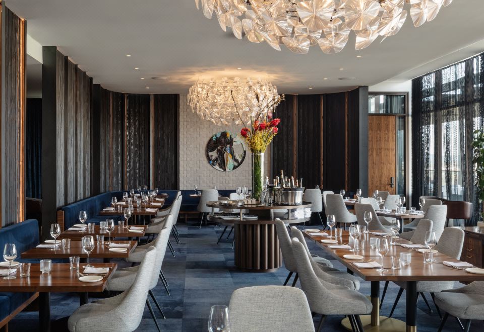 더 로렌 호텔 오스틴의 야외 수영장 야경