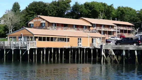 Cap'n Fish's Waterfront Inn