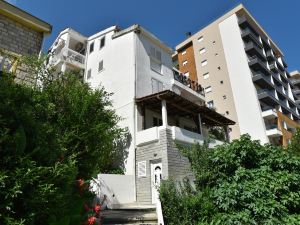 Comfy Flat w Balcony 5 Min to Greco Beach in Budva