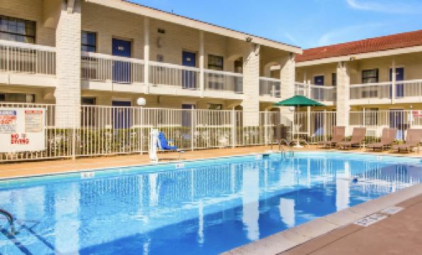 Motel 6 Baytown, TX - Garth Rd