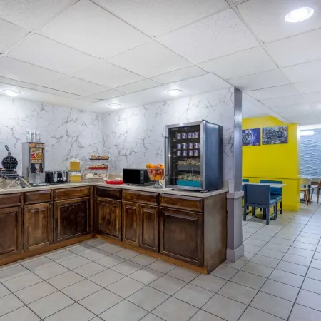 Days Inn & Suites by Wyndham Fort Bragg/Cross Creek Mall