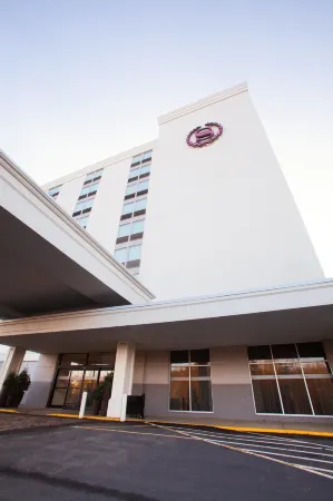 Sheraton Pittsburgh Airport Hotel Отели рядом с достопримечательностью «Парк Саси Леттери Риверфронт»