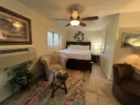 Poolside King Cabana with Full Kitchen, King Bed, Sleeper Sofa and Pool Access, Hotel Room Hotel di Mount Ida