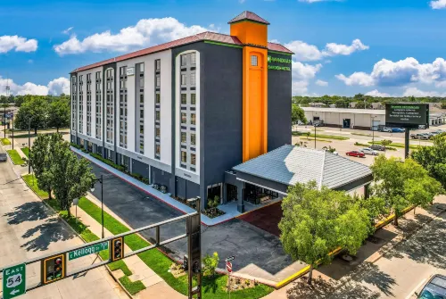 Wyndham Garden Wichita Downtown - Rooftop Pools