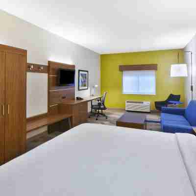 Holiday Inn Express & Suites Rochester-Victor Rooms