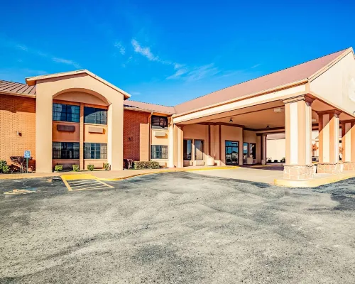 Clarion Pointe Marshall Hotels in Marshall