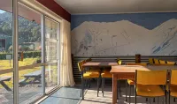 The Crossing Lodge & Backpackers - parking