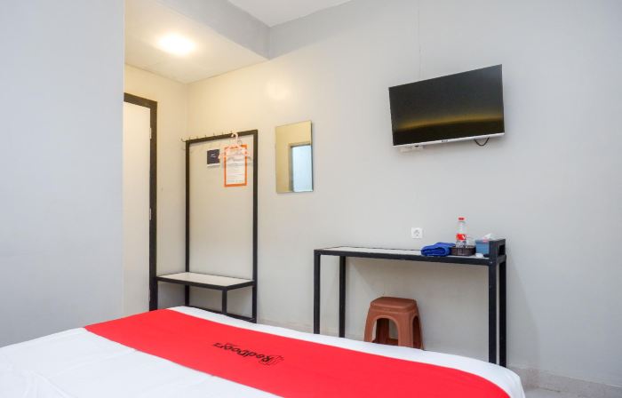 RedDoorz near Stasiun Batang