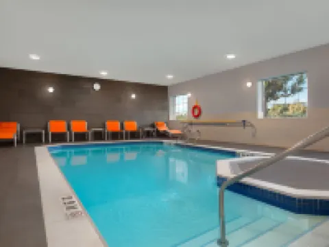 Holiday Inn Express & Suites BARRIE by IHG Hotels in Barrie