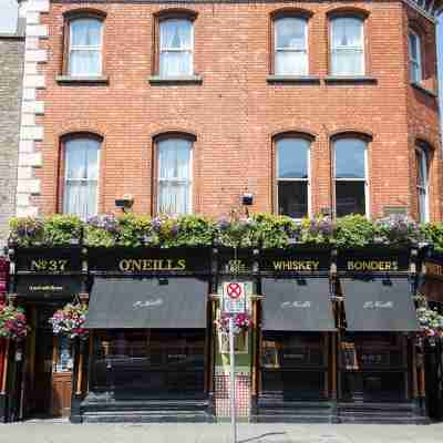 O'Neills Victorian Pub & Townhouse Hotel Exterior