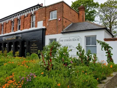 Corner House Apartment Hotel di 