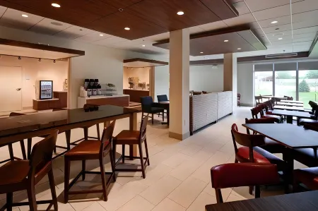 Holiday Inn Express & Suites MANHATTAN by IHG Отели рядом с достопримечательностью «Alpha Xi Delta»